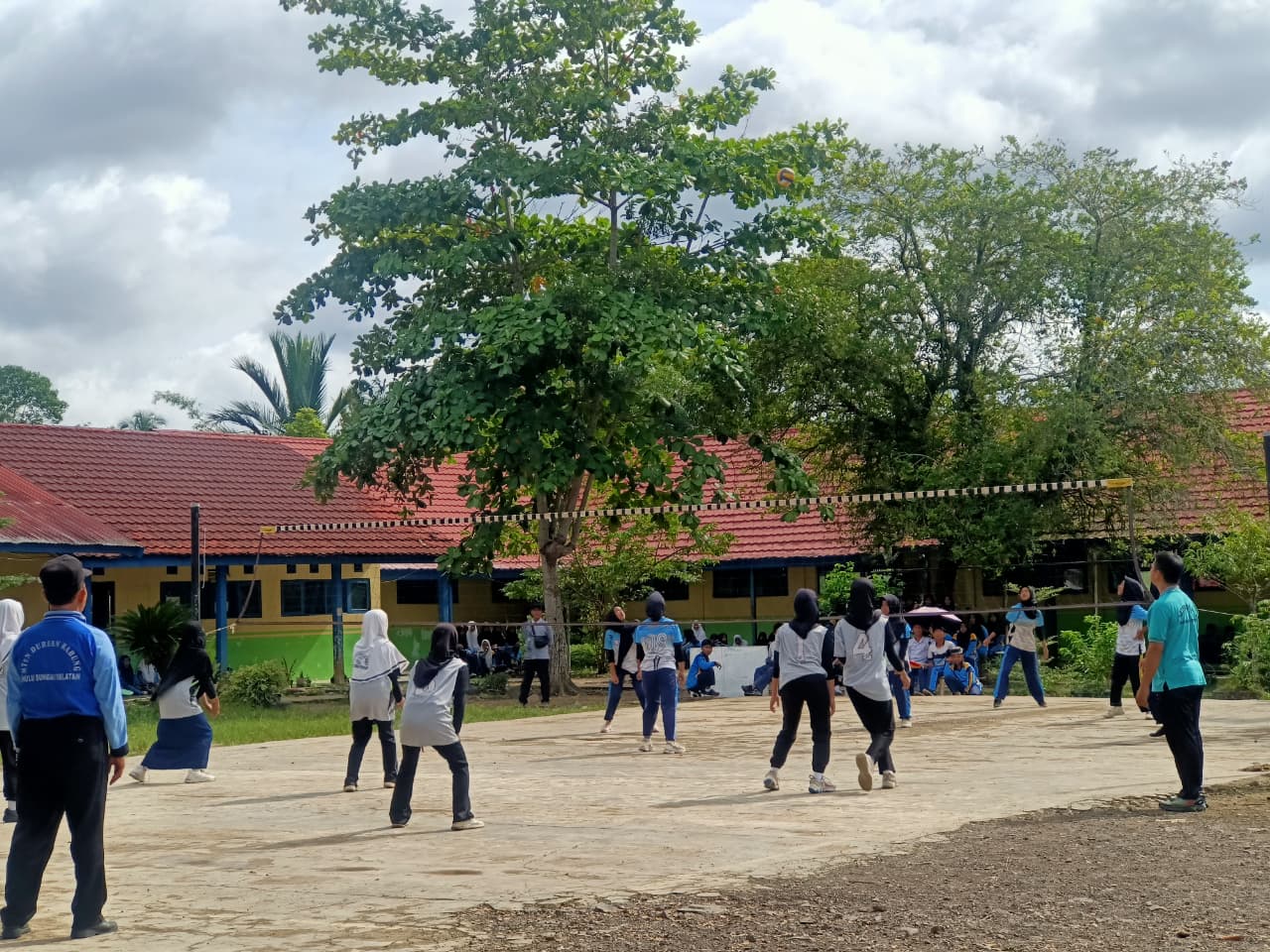 Lanjutan Estafet Silaturahmi: MTsN 2 HSS Balas Kunjungan MTsN 6 HSS dalam Pertarungan Voli yang Meriah