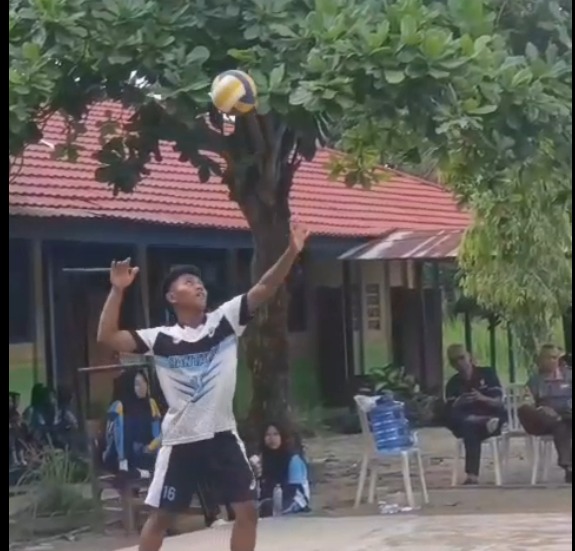 Gemuruh Suporter Tuan Rumah Sambut Tim Voli MTsN 6 HSS