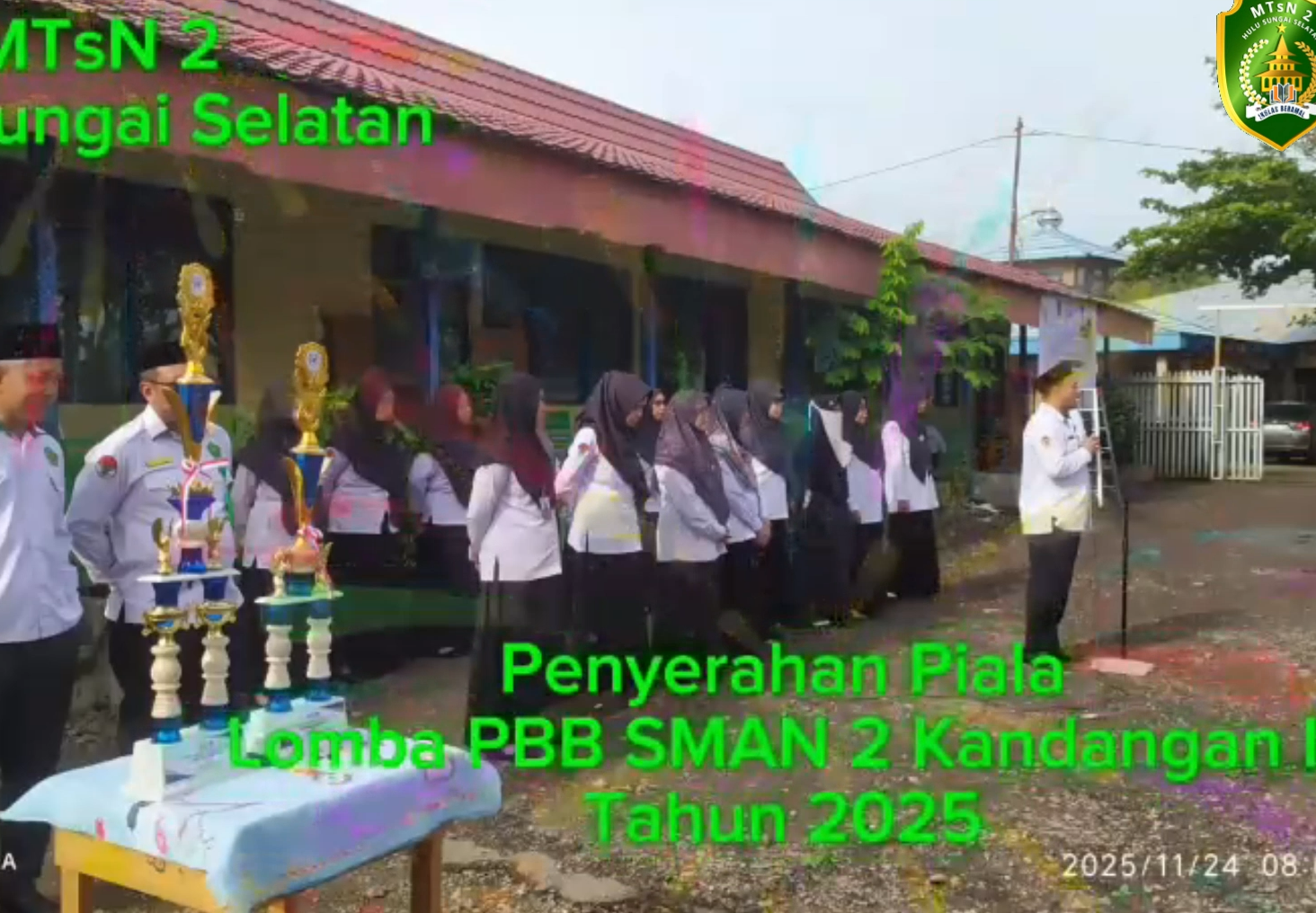 Apresiasi di Apel Pagi: Penyerahan Piala Kejuaraan Paskibra