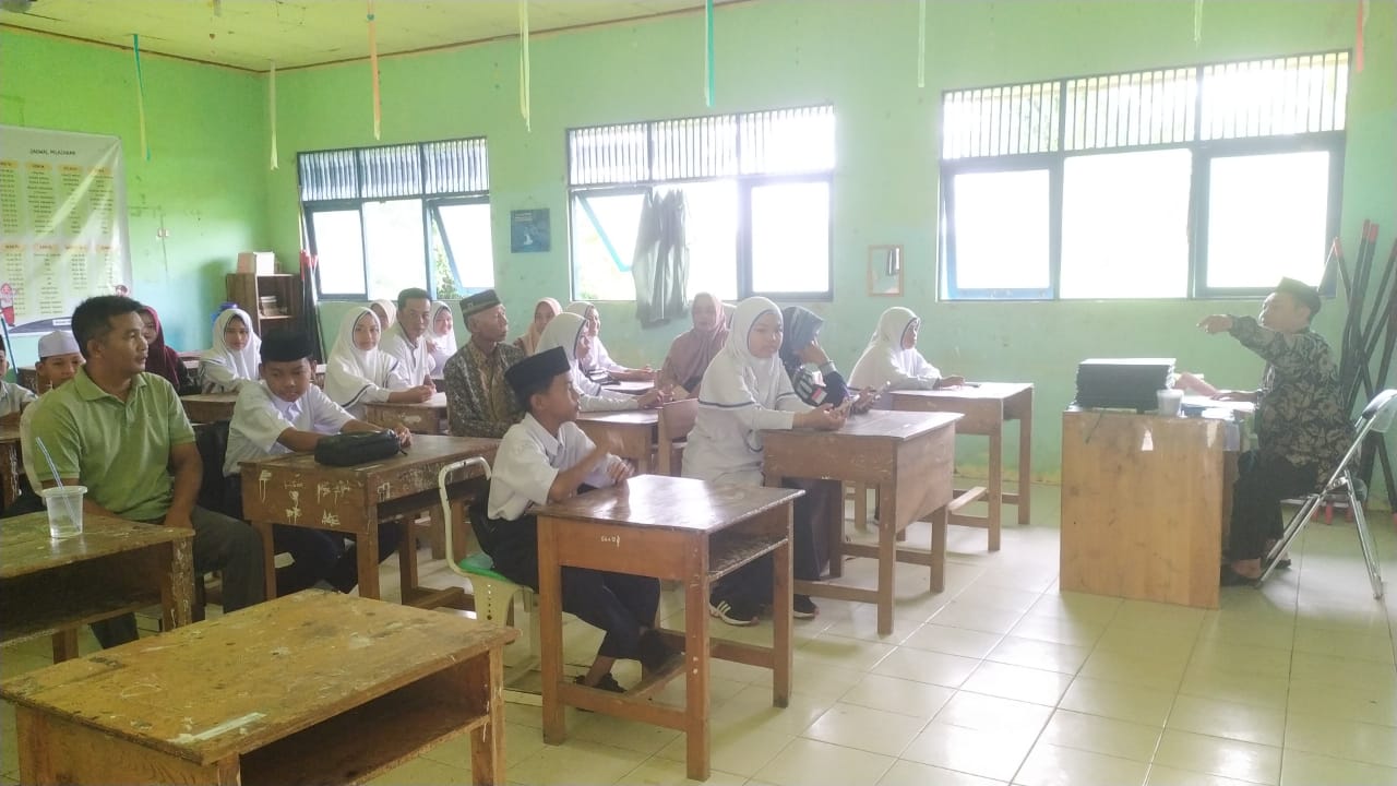 MTsN 2 HSS Bagikan Rapor Semester I Tahun Pelajaran 2025/2026, Siswa Berprestasi Terima Penghargaan