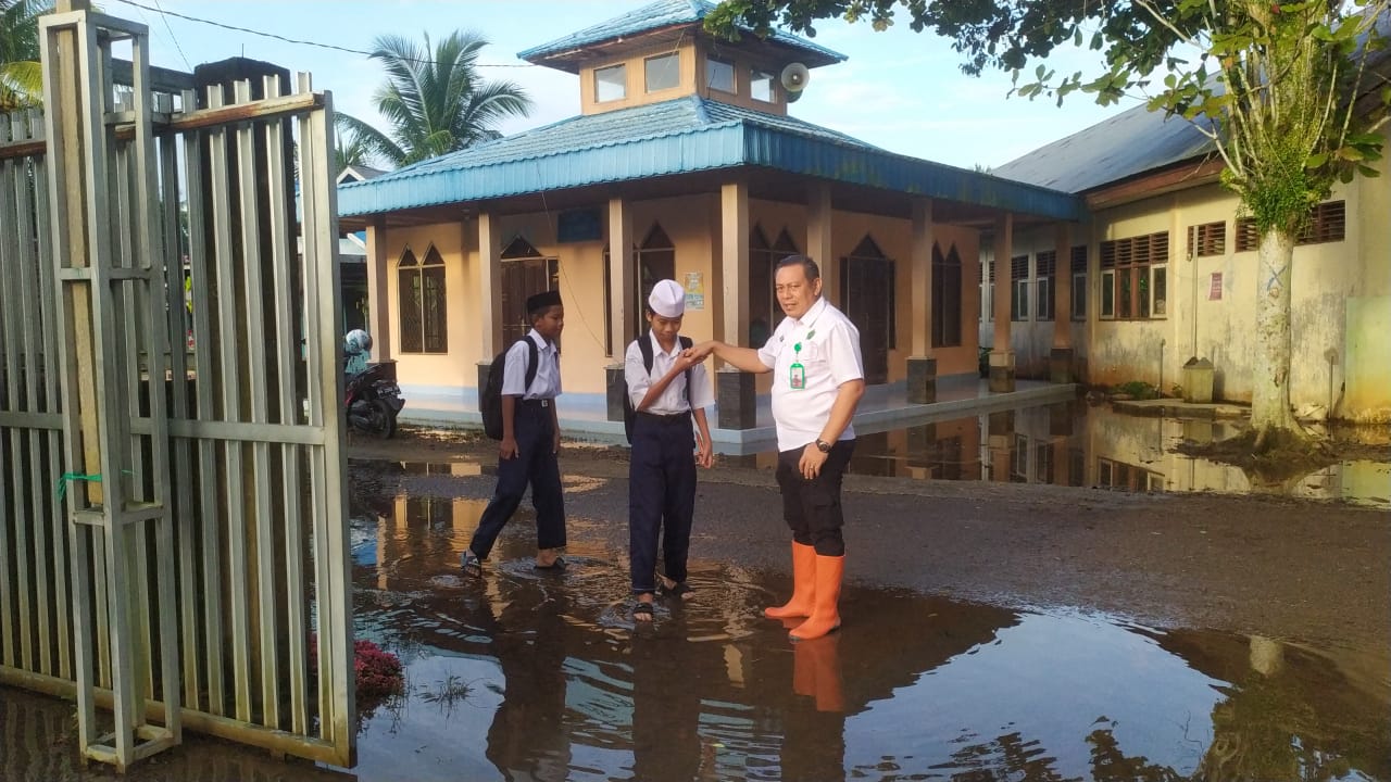 Hari Pertama Masuk Sekolah, Siswa MTsN 2 HSS Semangat Gotong Royong Bersihkan Kelas Meski Halaman Tergenang