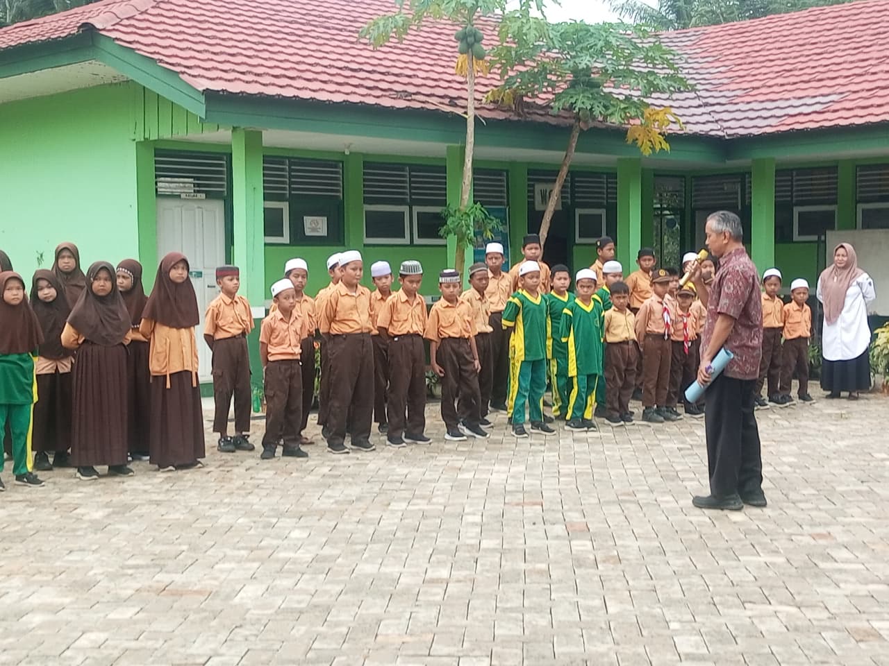 Tampil Memukau! Tim Sosialisasi PMBM MTsN 2 HSS Boyong Drumband dan Paskibra 