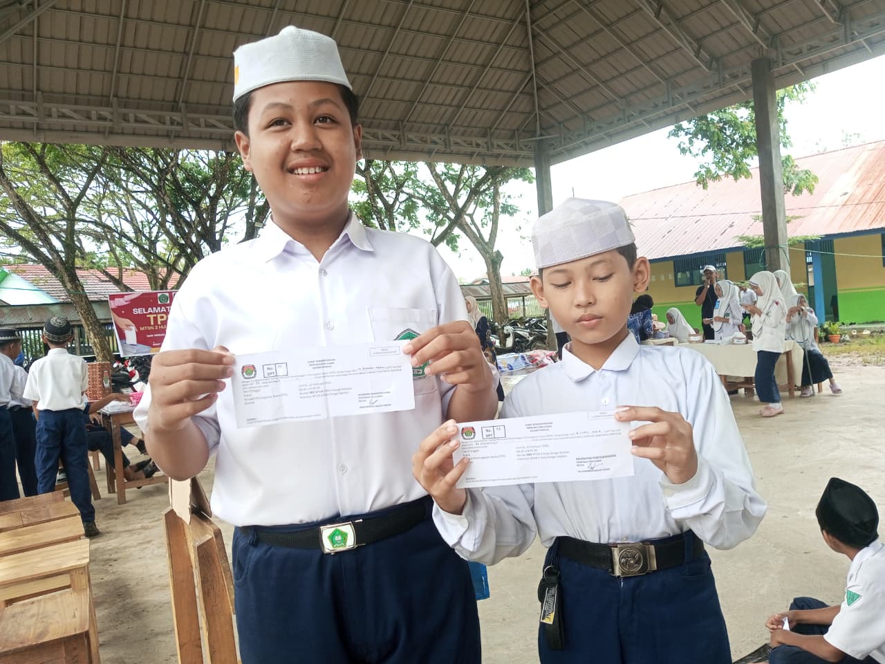 Perdana Nyoblos, Siswa Kelas 7 MTsN 2 HSS Antusias Ikuti Pemilu OSIM Meski Masih Bingung Memilih