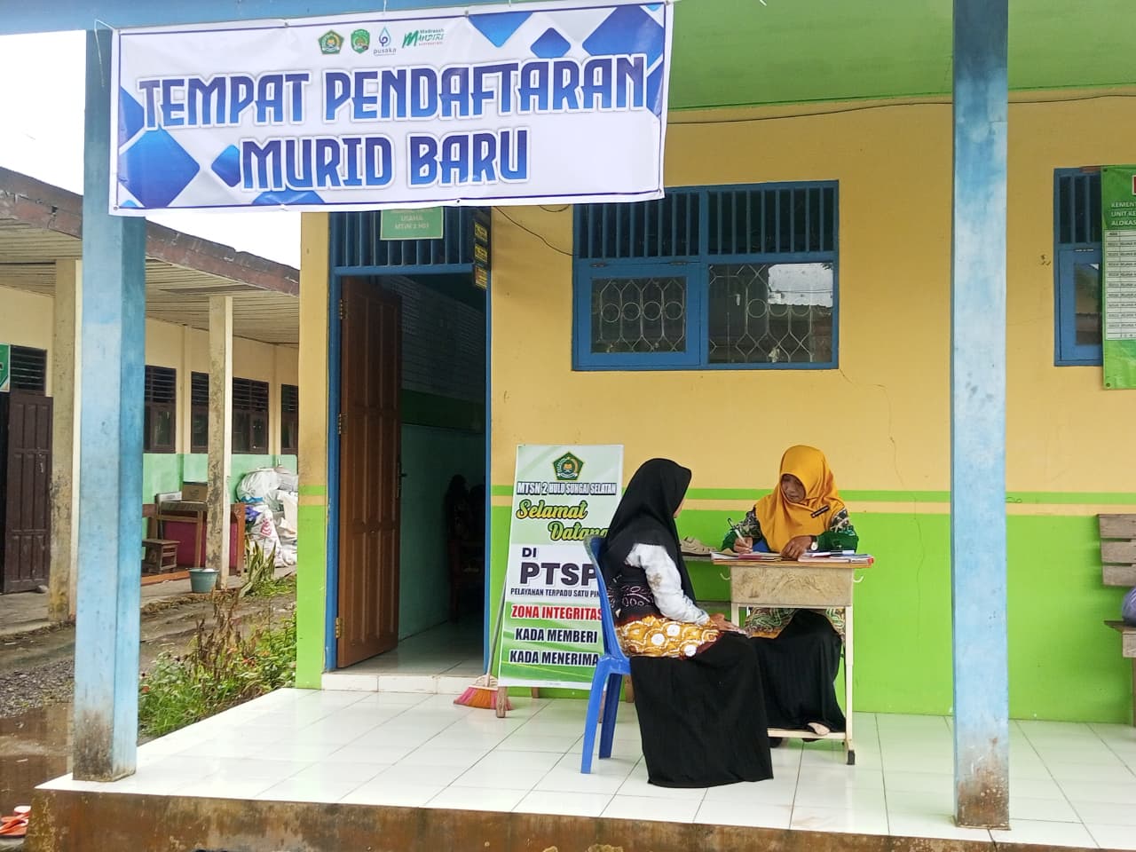 Permudah Wali Murid, MTsN 2 HSS Buka Loket Pendaftaran dan Verifikasi Berkas PMBM di Depan Ruang TU