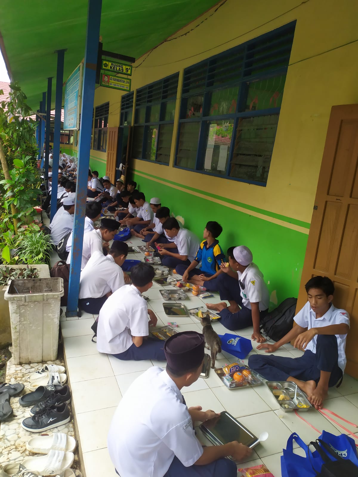 Jeda KBM Karena Pemilu OSIM, Siswa MTsN 2 HSS Manfaatkan Momen MBG untuk Munggahan dan Doa Bersama Jelang Ramadan